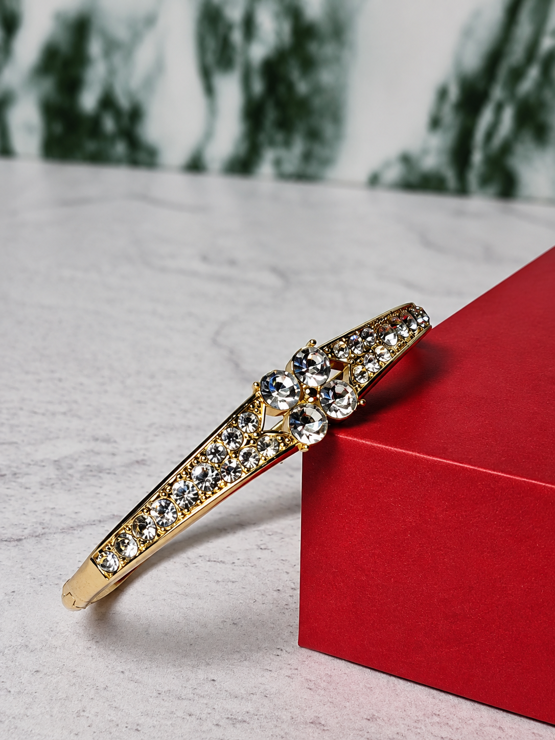دستبند طلایی نگین دار شکوفه